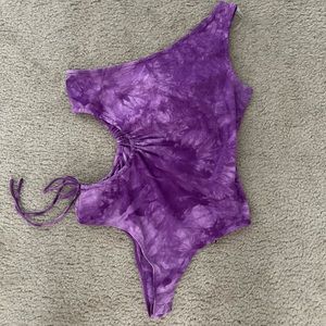 Fashion Nova: Purple One Shoulder bodysuit.💜